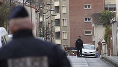 Policisté ped domem, kde se Merah zabarikádoval a z jeho okna vyskoil.