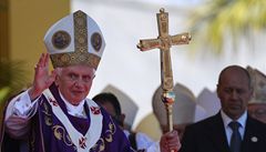 Pape ped odletem z Kuby kritizoval USA