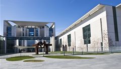 Nové spolkové kanclé�ství p�i�lo v dob� vzniku na 465 milion� marek. 