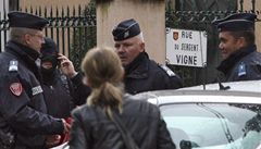 Policisté p�ed domem, kde vrah z Toulouse strávil poslední okam�iky �ivota.