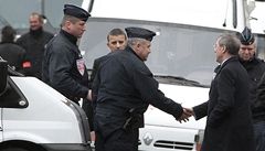 Francouzský ministr vnitra Claude Gueant si pot�ásl rukou s policisty, kte�í hlídkovali p�ed domem, kde se vrah skrýval.