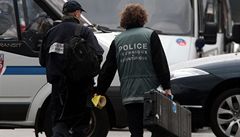 Policejní hlídky p�ed domem, v n�m� se vrah z Toulouse do poslední chvíle ukrýval.