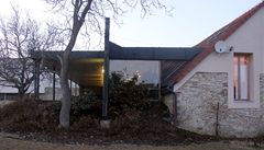 Logice p�ístavby porozumíte a� z bo�ního pohledu. Jednoduchá lehká d�evostavba se dotýká masivní zd�né stavby