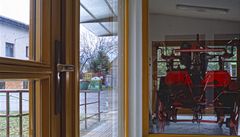 Historická hasi�ská st�íka�ka hraje dominantní roli v interiéru, ale je viditelná ji� zvenku .