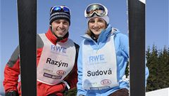 B�ec na ly�ích Ale� Razým a bývalá akrobatická ly�a�ka �árka Sudová se zú�astnili exhibi�ního závodu v ob�ím slalomu 