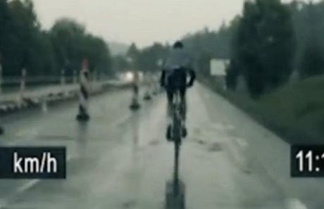 Cyklista peláí po dálnici a prchá ped policisty.