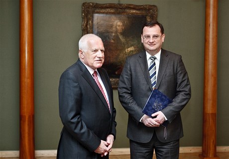 Premiér Petr Neas (vpravo) dnes dopoledne pinesl prezidentu R Václavu Klausovi (vlevo) demisi ministra kolství a tlovýchovy Josefa Dobee .