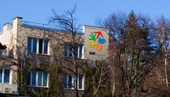 Nové logo na budov� zoo