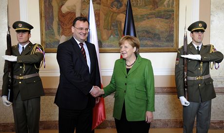 Premiér Neas pijal kancléku Merkelovou