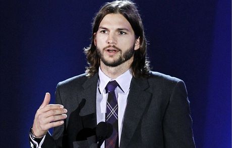 Herec Ashton Kutcher má ztvárnit Steva Jobse.