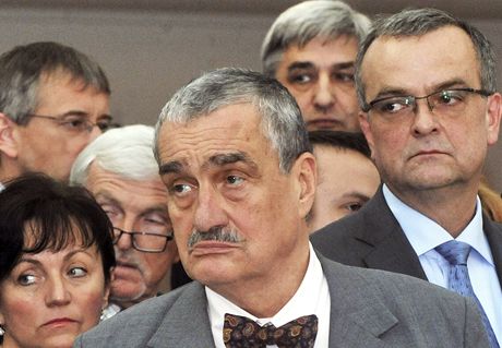 Pedseda TOP 09 Karel Schwarzenberg a ministr financí Miroslav Kalousek po zasedání pedsednictva strany. 