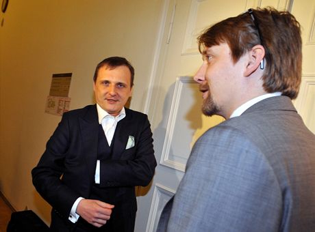 Pedseda poslaneckého klubu Vcí Veejných (VV) Vít Bárta a ministr dopravy Pavel Dobe (vpravo) v pestávce zasedání výkonné rady VV, které se konalo kvli aktuální vládní krizi.