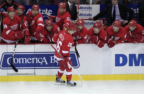 Stídaka hokejist Detroitu Red Wings gratuluje Jiímu Hudlerovi k tomu, e promnil rozhodující nájezd proti Florid 