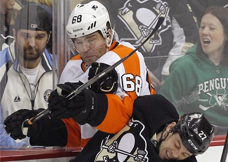 Jaromír Jágr (vlevo) z Philadelphie Flyers je atakován hokejistou Pittsburghu Penguins Craigem Adamsem