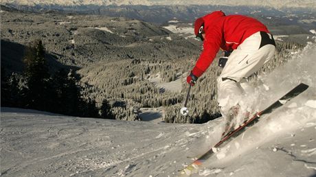Kadá zapjená lye nebo snowboard projdou pravidelnou servisní prohlídkou.