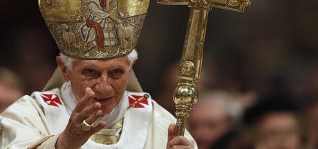 Pape Benedikt XVI. na velikononí mi v bazilice sv. Petra v ím
