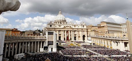 Vatikán: Pape  poehnal "mstu a svtu" (Urbi et Orbi) ped davem kesan na Svatopeterském námstí