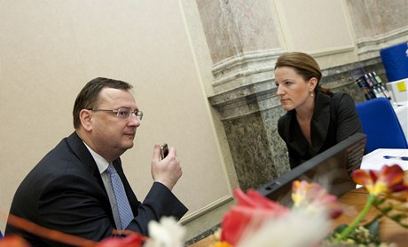 Premiér Petr Neas hovoí s Karolinou Peake (VV) ped jednání vlády.