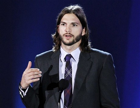 Herec Ashton Kutcher má ztvárnit Steva Jobse.