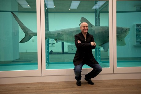 Damien Hirst pózuje se svým slavným ralokem