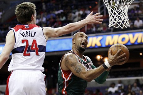 eský basketbalista Washingtonu Wizards Jan Veselý (Vlevo) a Drew Gooden z Milwaukee Bucks 