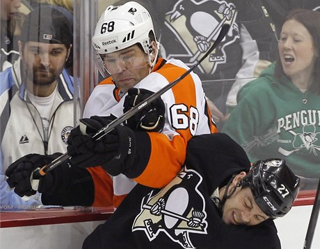 Jaromír Jágr (vlevo) z Philadelphie Flyers je atakován hokejistou Pittsburghu Penguins Craigem Adamsem