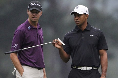 Slavný golfista Tiger Woods (vpravo) a Sean O'Hair na tréninku před turnajem Masters v Augustě 