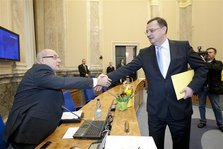 Premiér Petr Neas vítá na jednání vlády ministra pro místní rozvoj Kamila Jankovského (VV).