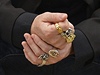 Zlaté britské ruiky. Detail rukou Damiena Hirsta pi píprav výstavy v Tate Modern 