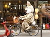 Francie. Velikononí zajíc na kole se projídí ulicemi Paíe. 