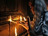 Jeruzalém. Turisté zapalují svíky u chrámu Boího hrobu.