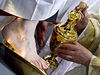 Pape Benedikt XVI. o velikononím Zeleném tvrtku symbolicky omyl nohy 12 mu na znamení pokory. 