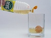 1. Vejce vloíme do sklenice a zalijeme piblin decilitrem octa.