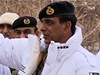 Velitel pákistánské armády udává pokyny pi záchranné akci.