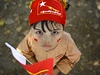 Dvátko v Rangúnu se symboly opoziní Národní ligy pro demokracii