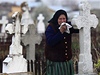 Rumunsko: Kvtná nedle na hbitov - ena pláe nad hrobem svého manela