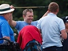 Úastníci Mezinárodního filmového festivalu v Karlových Varech se seli na golfu (léto 2010). Na snímku mimo jiné i praský kmotr Roman Janouek (ve svtle modrém) a tehdejí éf EZu Martin Roman (s holí nad hlavou).
