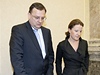 Zamylené výrazy ve tváích premiéra Petra Nease a místopedsedkyn VV Karolíny Peake. 