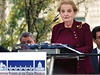 Madeleine Albrightová s broí od Kláry ípkové pi odhalení Wilsonova památníku v Praze.