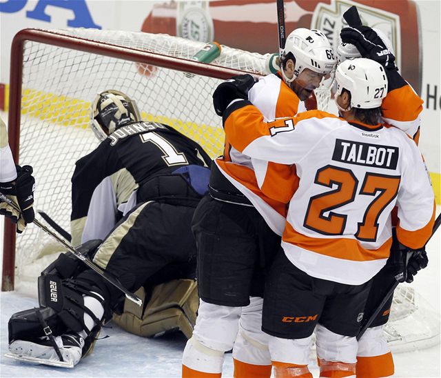 Maxime Talbot gratuluje Jaromíru Jágrovi za gól proti Pittsburgh Penguins.