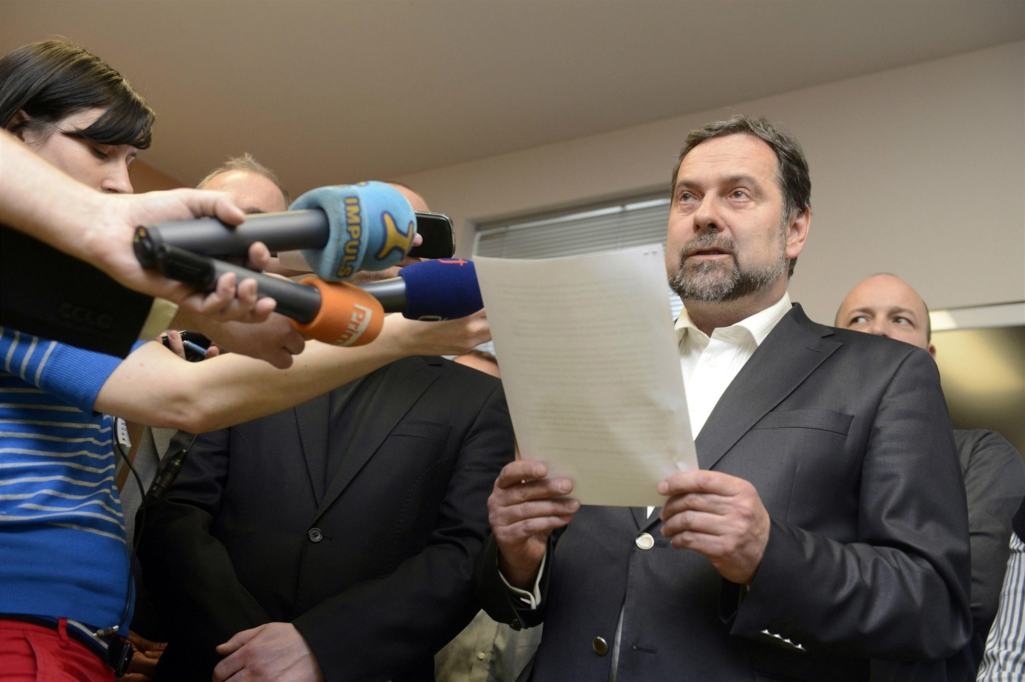 P�edseda VV Radek John �te prohlá�ení VV. 