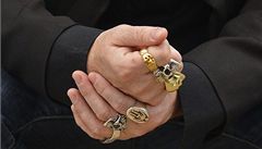 Zlaté britské ruiky. Detail rukou Damiena Hirsta pi píprav výstavy v Tate Modern 