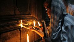 Jeruzalém. Turisté zapalují svíčky u chrámu Božího hrobu. | na serveru Lidovky.cz | aktuální zprávy