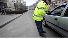 Mnozí �idi�i si zm�ny zna�ení nev�imli a na nov� z�ízenou p�í zónu vjeli. Policisté v�ak p�ivírali o�i a �idi��m vysv�tlovali, �e auta ji� na dolní �ást "Václaváku" nesmí.