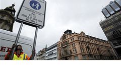 Pracovník pra�ských slu�eb vzty�uje nové zna�ení, které z dolní �ásti Václavského nám�stí d�lá p�í zónu.