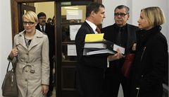 K soudu pichází Kristýna Koí, vpravo jsou éf poslaneckého klubu VV a exministr dopravy Vít Bárta, jeho obhájce Oldich Chudoba a Kateina Klasnová, Bártova manelka.