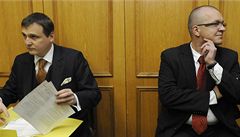 Vít Bárta a Jaroslav �kárka sedí u soudu vedle sebe na lavici ob�alovaných