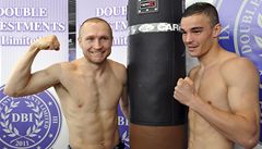 Boxei Luká Konený a Francouz Salim Larbi (vpravo) pózují ped tvrtením zápasem o titul prozatímního profesionálního mistra svta organizace WBO v lehké stední váze