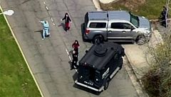 Policie zasahuje na k�es�anské �kole v Oaklandu.