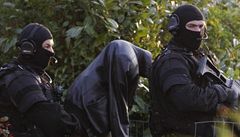 Policie odvádí zatčeného radikála. | na serveru Lidovky.cz | aktuální zprávy